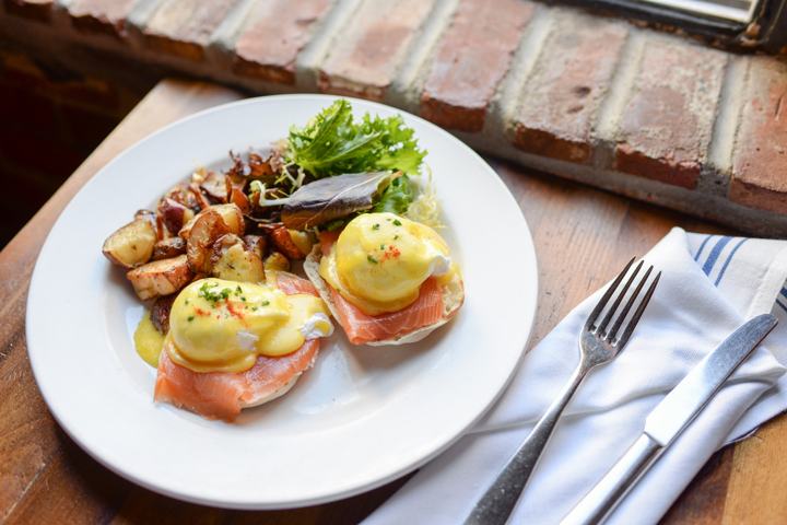 Eggs benedict with smoked salmon