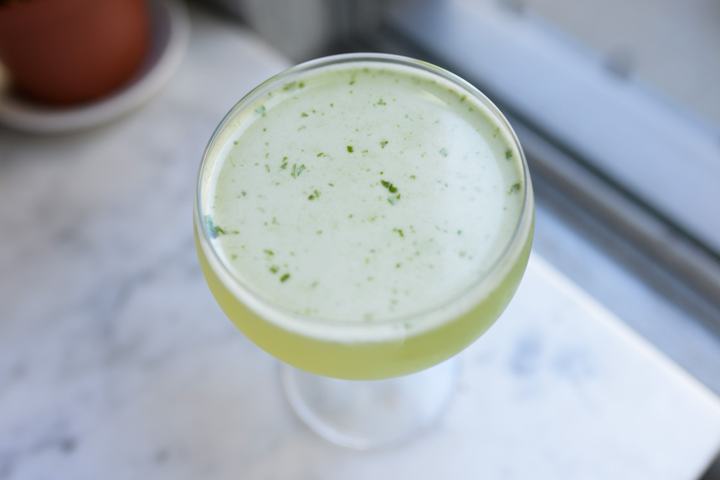 Frothy gin cocktail
