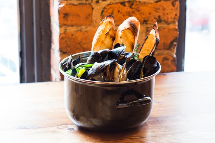 Steamed mussels pot